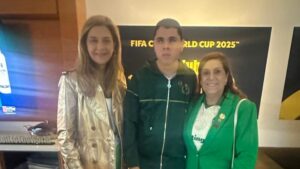 Silvia Grecco e Nickollas Grecco tiram foto com Leila Pereira, presidente do Palmeiras