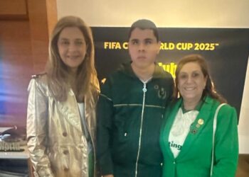 Silvia Grecco e Nickollas Grecco tiram foto com Leila Pereira, presidente do Palmeiras