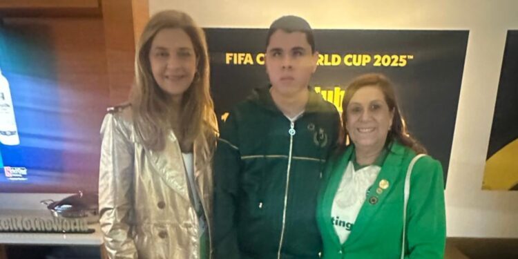 Silvia Grecco e Nickollas Grecco tiram foto com Leila Pereira, presidente do Palmeiras