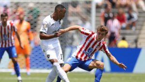 Lance de partida entre Botafogo e Atlético de Madrid