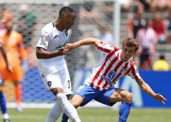 Lance de partida entre Botafogo e Atlético de Madrid