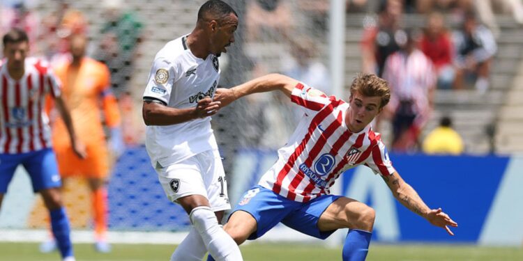 Lance de partida entre Botafogo e Atlético de Madrid
