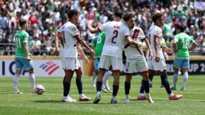 Jogadores do PSG comemoram gol marcado contra o Seattle Sounders