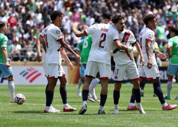 Jogadores do PSG comemoram gol marcado contra o Seattle Sounders
