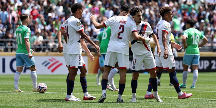 Jogadores do PSG comemoram gol marcado contra o Seattle Sounders