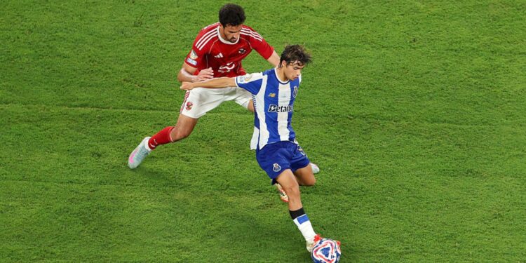 Lance de partida entre Porto e Al Ahly