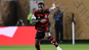 Gerson, do Flamengo, durante jogo contra o Espérance