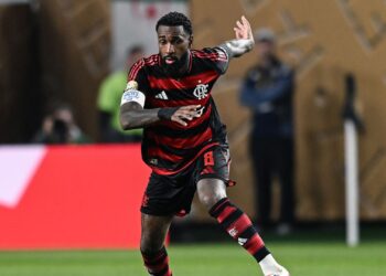 Gerson, do Flamengo, durante jogo contra o Espérance