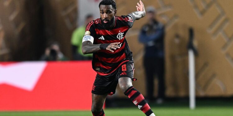 Gerson, do Flamengo, durante jogo contra o Espérance