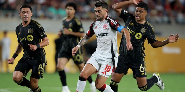 Lance de jogo entre Los Angeles FC e Flamengo