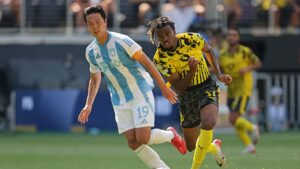 Lance de partida entre Borussia Dortmund e Ulsan HD