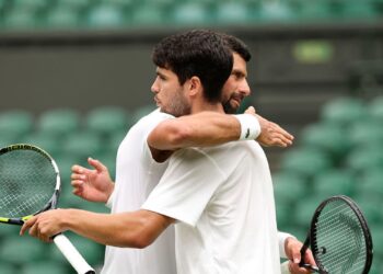 Alcaraz e Djokovic se abraçam durante treinamento antes de Wimbledon