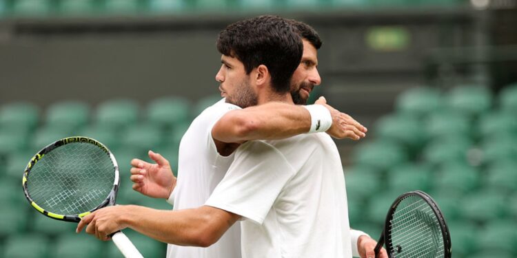 Alcaraz e Djokovic se abraçam durante treinamento antes de Wimbledon
