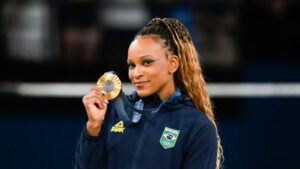 Rebeca Andrade, ginasta brasileira, com medalha de ouro conquistada em Paris 2024