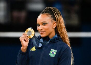Rebeca Andrade, ginasta brasileira, com medalha de ouro conquistada em Paris 2024