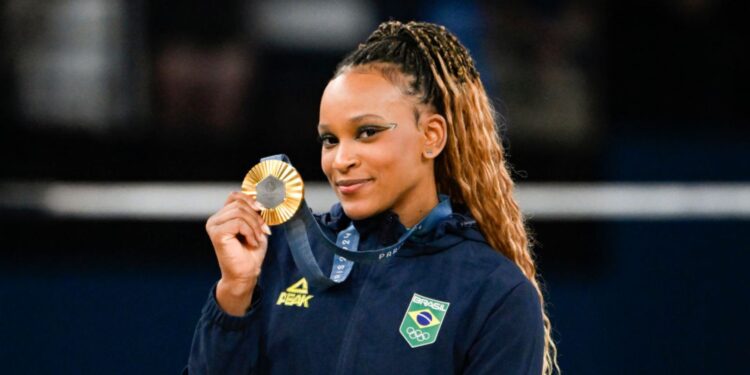Rebeca Andrade, ginasta brasileira, com medalha de ouro conquistada em Paris 2024