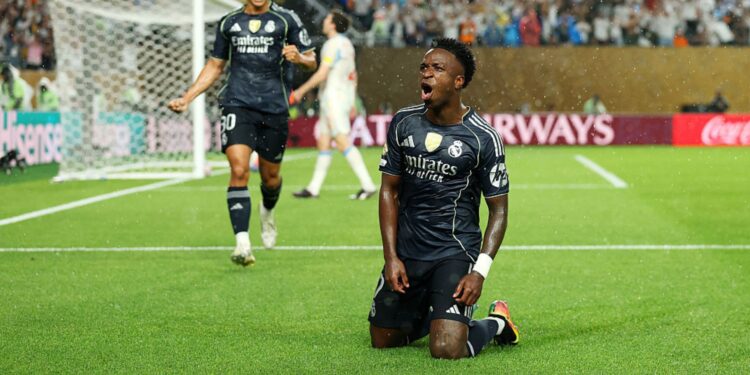 Vini Jr., do Real Madrid, comemora gol marcado contra o RB Salzburg