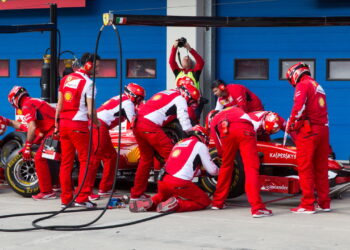 Ilustração de pitstop - Créditos: depositphotos.com / EvrenKalinbacak