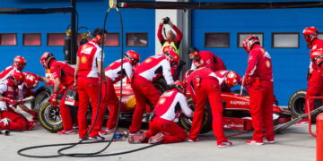 Ilustração de pitstop - Créditos: depositphotos.com / EvrenKalinbacak