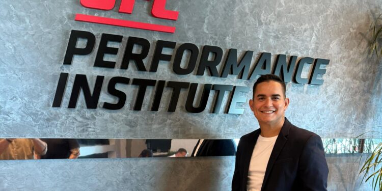 Allan Jesus e Victor Melo visitam lançamento do UFC.
