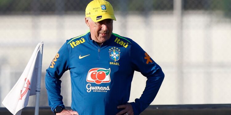 Ancelotti comanda treino da Seleção Brasileira.