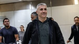 Hernán Crespo chega para treinar o São Paulo.