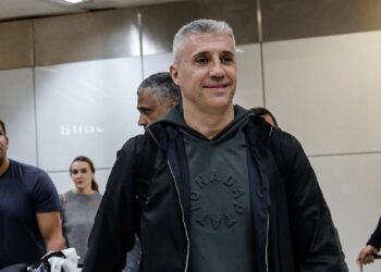Hernán Crespo chega para treinar o São Paulo.
