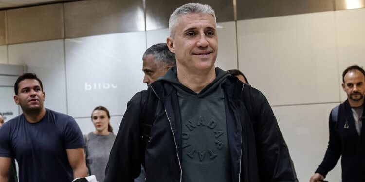 Hernán Crespo chega para treinar o São Paulo.