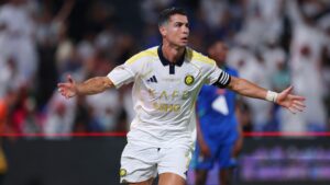 Cristiano Ronaldo renova com Al Nassr em contrato histórico.