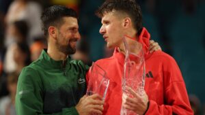 Novak Djokovic e Jakub Mensik.
