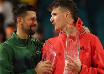 Novak Djokovic e Jakub Mensik.