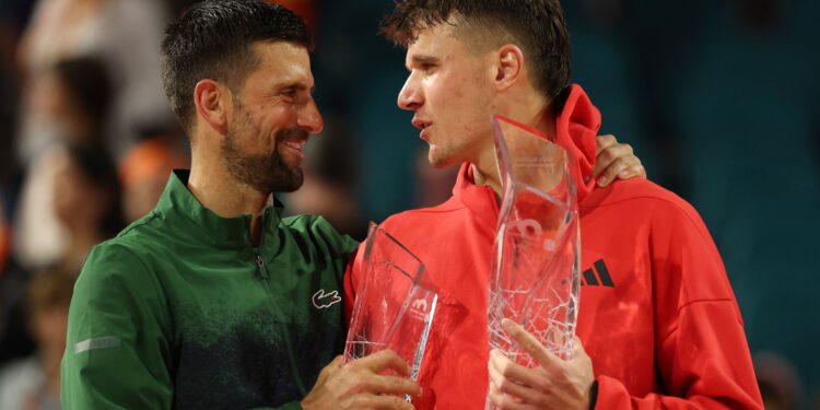 Novak Djokovic e Jakub Mensik.