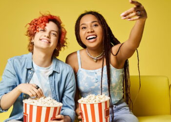 Mulheres assistindo a um filme - Créditos: depositphotos.com / AllaSerebrina