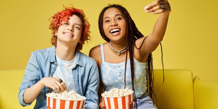 Mulheres assistindo a um filme - Créditos: depositphotos.com / AllaSerebrina