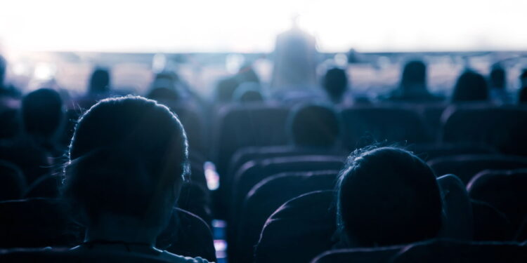 Pessoas no cinema - Créditos: depositphotos.com / Liuzishan