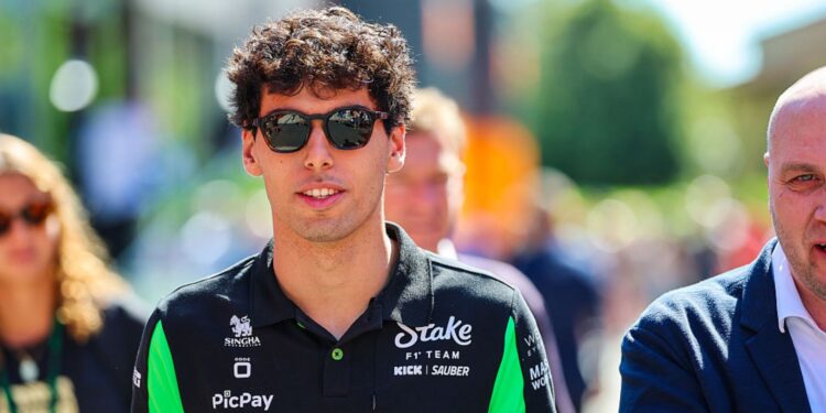 Gabriel Bortoleto na paddock da Fórmula 1