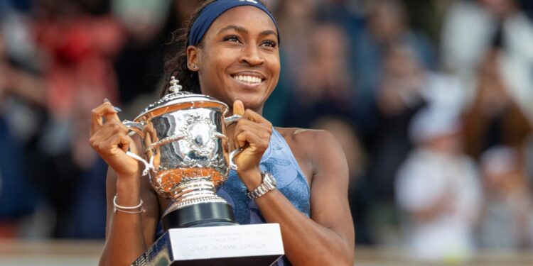 Coco Gauff celebra título em Roland Garros.