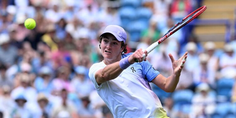 João Fonseca em ação no ATP de Eastbourne