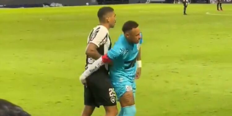 Neymar foi brincar com Allan e recebeu críticas