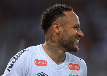 Neymar ficará no Santos até o meio de 2026