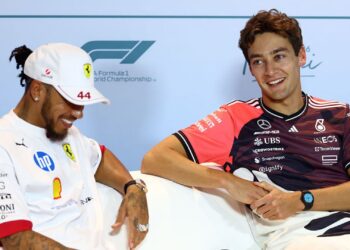 Russell e Hamilton juntos durante coletiva de imprensa da Fórmula 1