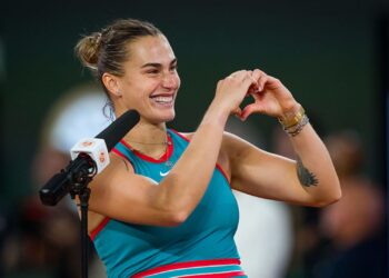 Sabalenka fazendo um coração com as mãos