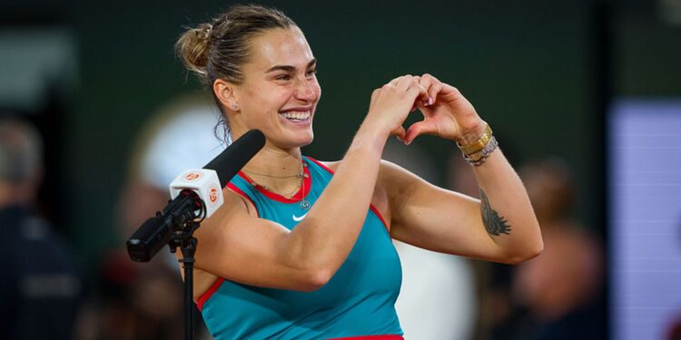Sabalenka fazendo um coração com as mãos
