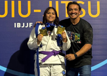 Yasmim Dounranth conquistou o ouro duplo e recebeu a faixa-roxa das mãos de Fábio Anibal - Foto: Arquivo Pessoal
