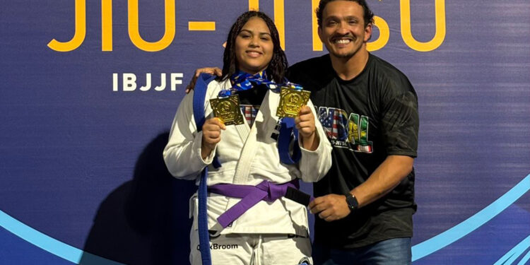 Yasmim Dounranth conquistou o ouro duplo e recebeu a faixa-roxa das mãos de Fábio Anibal - Foto: Arquivo Pessoal