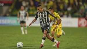 Lance de jogo entre Atlético Bucaramanga e Atlético-MG