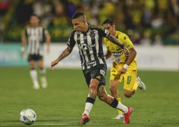 Lance de jogo entre Atlético Bucaramanga e Atlético-MG