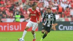 Lance de jogo entre Internacional e Ceará