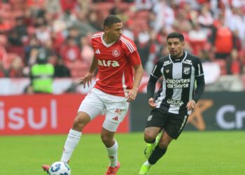 Lance de jogo entre Internacional e Ceará