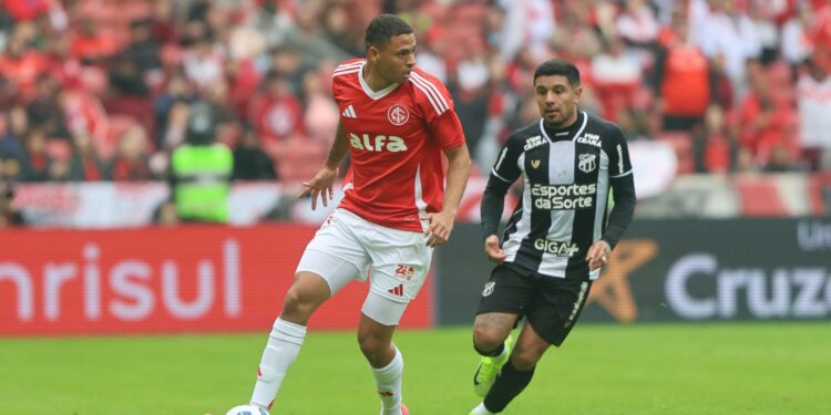 Lance de jogo entre Internacional e Ceará